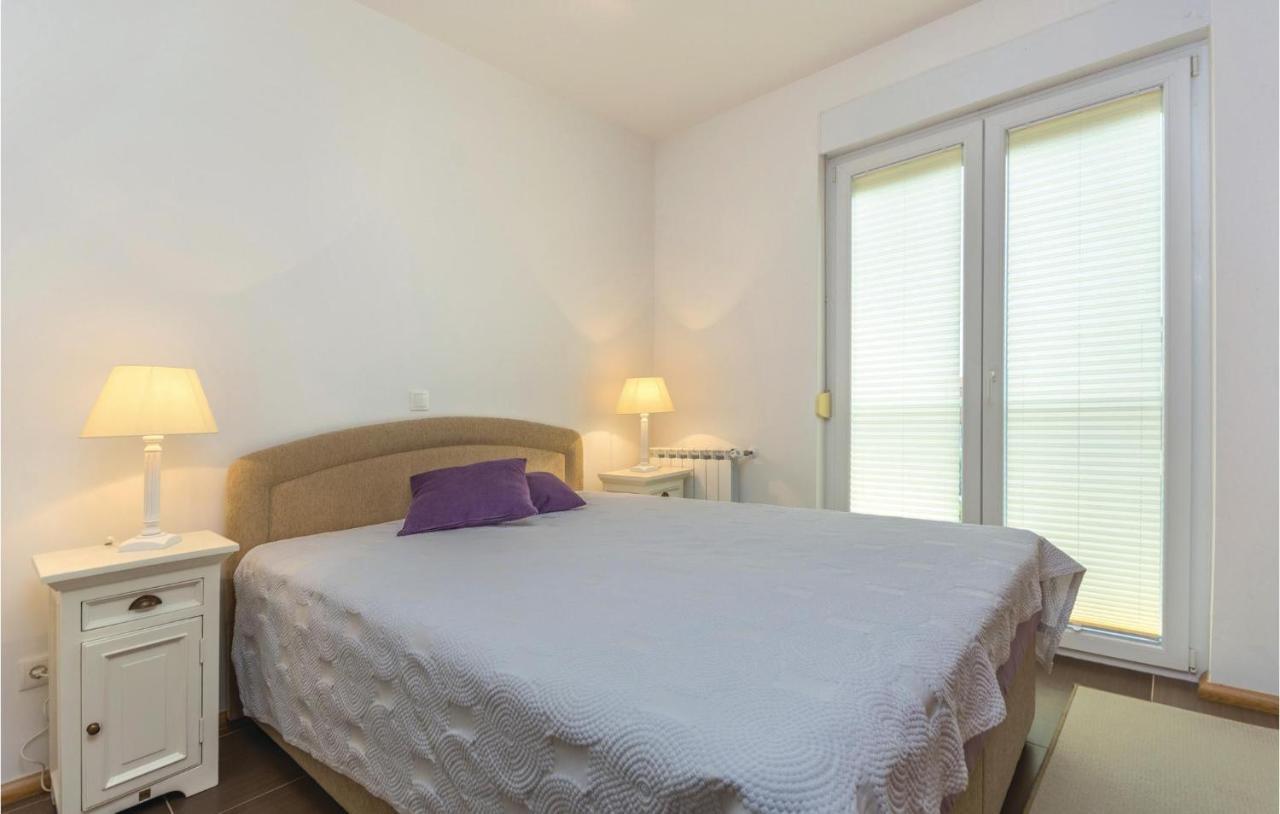 1 Bedroom Lovely In Apartment *