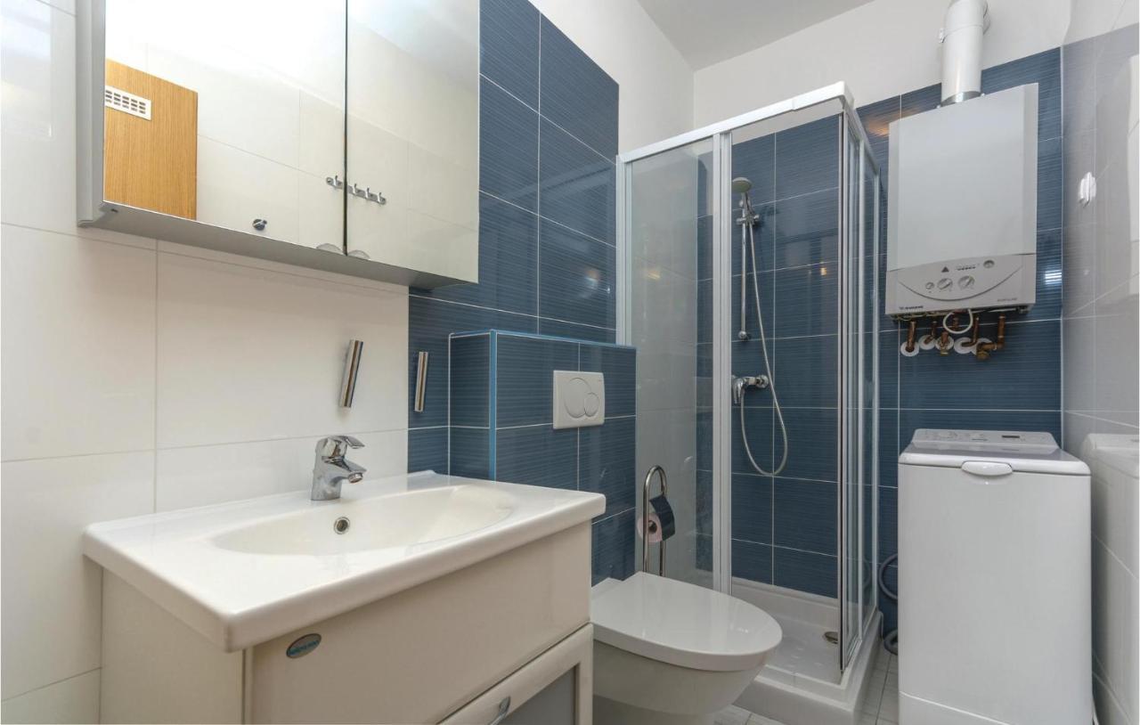 1 Bedroom Lovely In Apartment