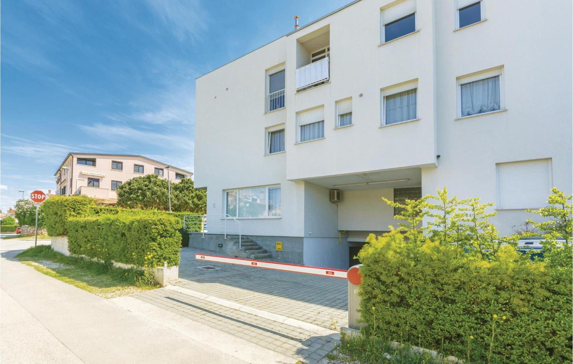 Apartment 1 Bedroom Lovely In *
